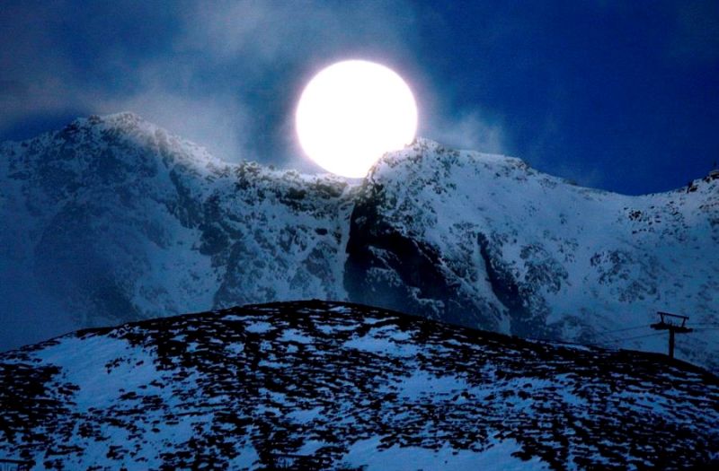 La luna brilla sobre las pistas de esquí de la estación austriaca de Soelden,en una imagen de archivo. EFE/Robert Jaeger 01271224