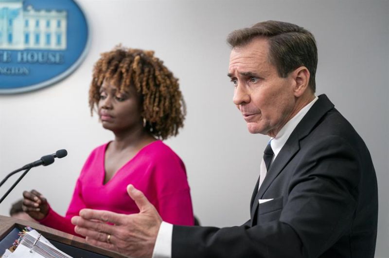 La portavoz de la Casa Blanca, Karine Jean-Pierre (i), y el portavoz del Consejo de Seguridad Nacional de la Casa Blanca, John Kirby (d), participan en una rueda de prensa, en Washington, este 15 de febrero de 2024. EFE/EPA/Ken Cedeno/Pool 01 160224