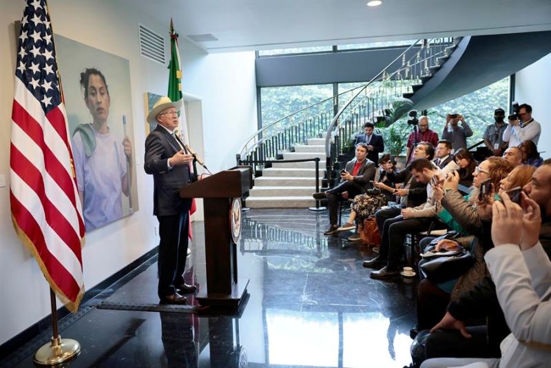 El embajador de Estados Unidos en México, Ken Salazar, habla durante una rueda de prensa este viernes en Ciudad de México (México). EFE/José Méndez 01 170824