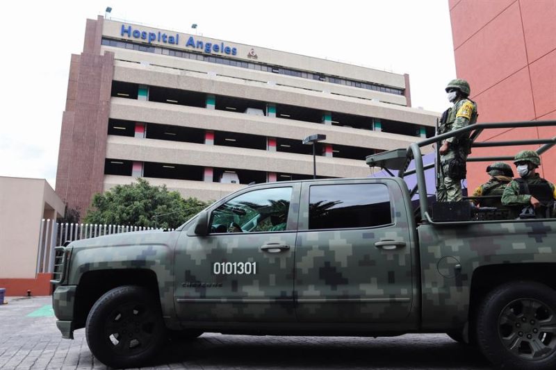  Agentes del Ejército mexicano y de la Guardia Nacional resguardan este martes las instalaciones del hospital donde permanece el exdirector de Petróleos Mexicanos (Pemex), Emilio Lozoya, en Ciudad de México (México). 