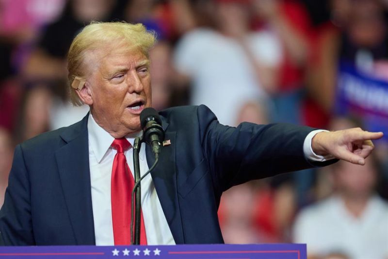 El candidato presidencial republicano Donald J. Trump habla en su primer mitin conjunto con el candidato republicano a la vicepresidencia, el senador JD Vance, en Van Andel Arena en Grand Rapids, Michigan, EE.UU., 20 julio 2024. EFE/EPA/Allison D 01 24072