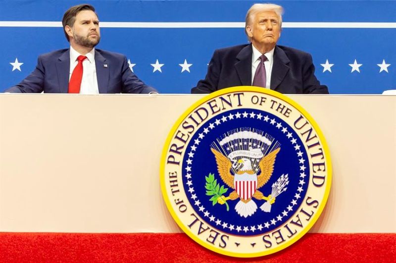 El Vicepresidente de EE.UU., JD Vance (I), y el Presidente de EE.UU., Donald Trump (D), en el escenario para ver un desfile inaugural presidencial reducido y para dirigirse a los seguidores reunidos. EFE/ALLISON DINNER 01210125