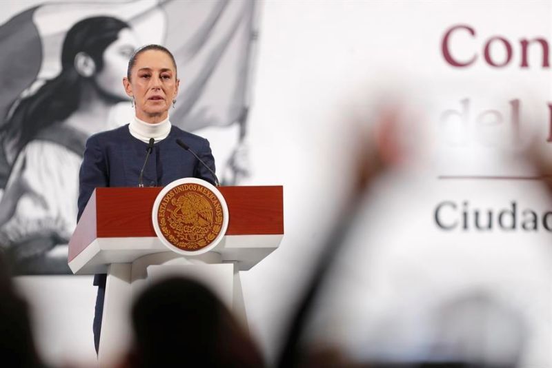 La presidenta de México, Claudia Sheinbaum, participa este lunes durante una rueda de prensa en Palacio Nacional en la Ciudad de México (México). EFE/ Isaac Esquivel 01030225