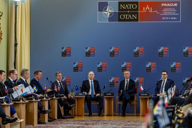 El secretario general de la OTAN, Jens Stoltenberg (C), inicia la reunión informal de Ministros de Asuntos Exteriores de la OTAN en el Palacio Czernin, en Praga, República Checa, el 31 de mayo de 2024. EFE/EPA/ 01 310524