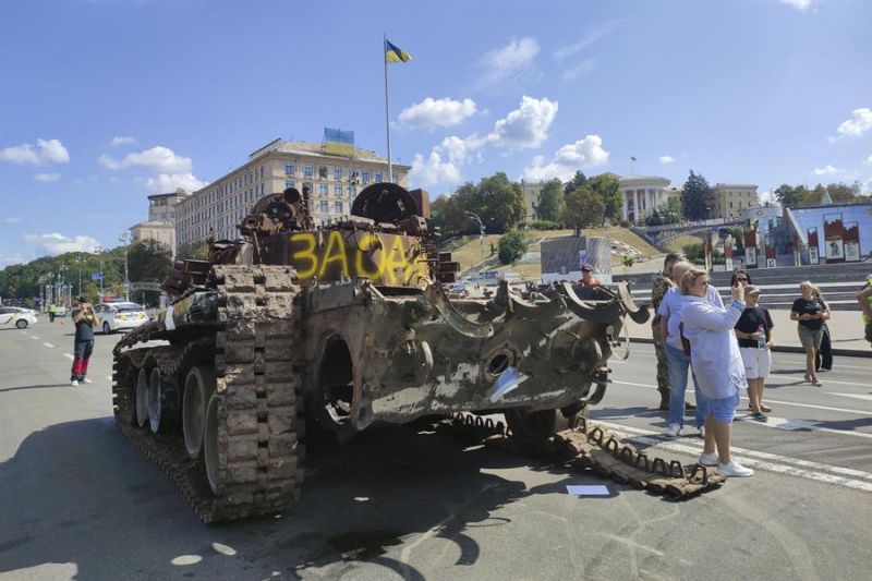 Ciudadanos ucranianos se fotografían junto a tanques rusos destruidos y que son expuestos en el centro de Kiev con motivo de la celebración del Día de la Independencia de Ucrania. EFE/ Marcel Gascón 01 240823