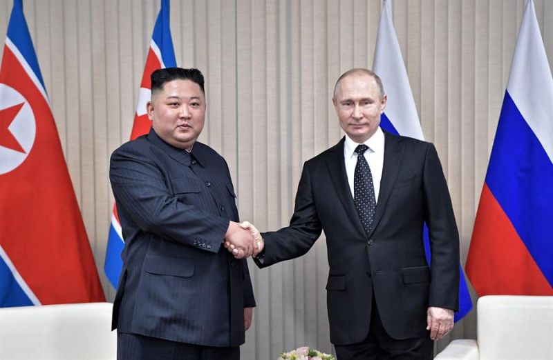 Foto de archivo del presidente ruso Vladimir Putin (d) y del líder norcoreano Kim Jong-un (i) en Vladivostok (Rusia). EFE/VALERIY MELNIKOV / SPUTNIK / KREMLIN POOL 01 120923