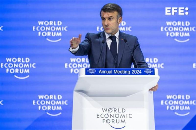 El presidente francés, Emmanuel Macron, habla durante una sesión plenaria en el Salón de Congresos como parte de la 54ª reunión anual del Foro Económico Mundial (FEM), en Davos, Suiza, el 17 de enero de 2024. EFE/EPA/Gian Ehrenzeller 01 180124