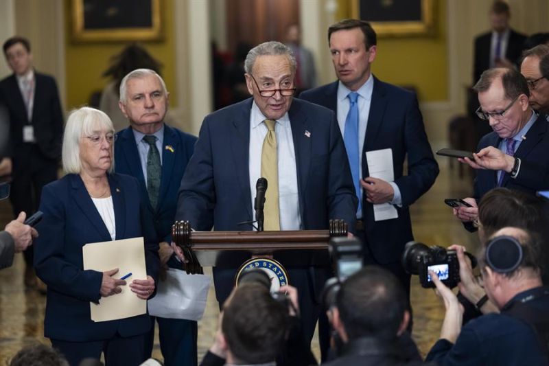 Fotografía de archivo del líder de la mayoría demócrata del Senado, Chuck Schumer. EFE/EPA/JIM LO SCALZO 01 141223