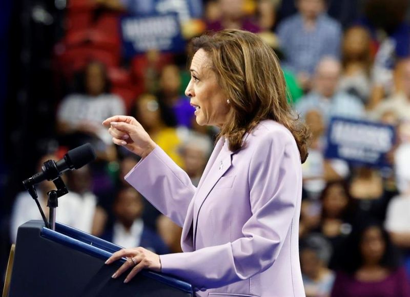 Fotografía de archivo de la candidata presidencial demócrata y vicepresidenta Kamala Harris durante un mitin en el Centro Thomas y Mack de la Universidad de Nevada en Las Vegas (EE.UU.), el 10 de agosto de 2024. EFE/EPA/Bizuayehu Tesfaye 01 150824