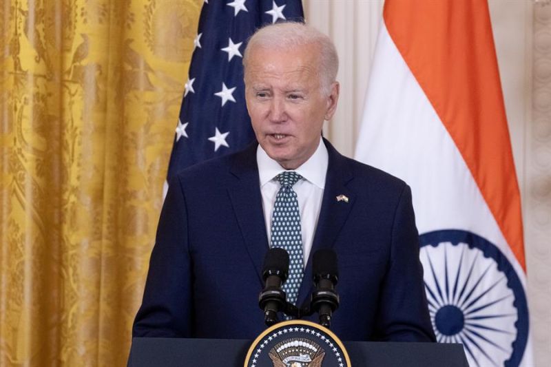 El presidente de EE.UU., Joe Biden (d), habla durante una rueda de prensa, junto al primer ministro indio, Narendra Modi (fuera de cuatro), este 22 de junio de 2023, en la Casa Blanca, Wahington. EFE/Michael Reynolds 01 220623