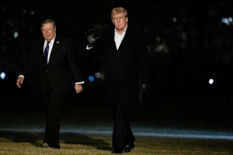 El presidente de Estados Unidos, Donald Trump, saluda mientras camina con su suegro, Viktor Knavs, cuando llega al jardín sur de la Casa Blanca en Washington, DC, EE. UU., el 2 de marzo de 2025. EFE/EPA/FRANCIS CHUNG / POOL 01030325