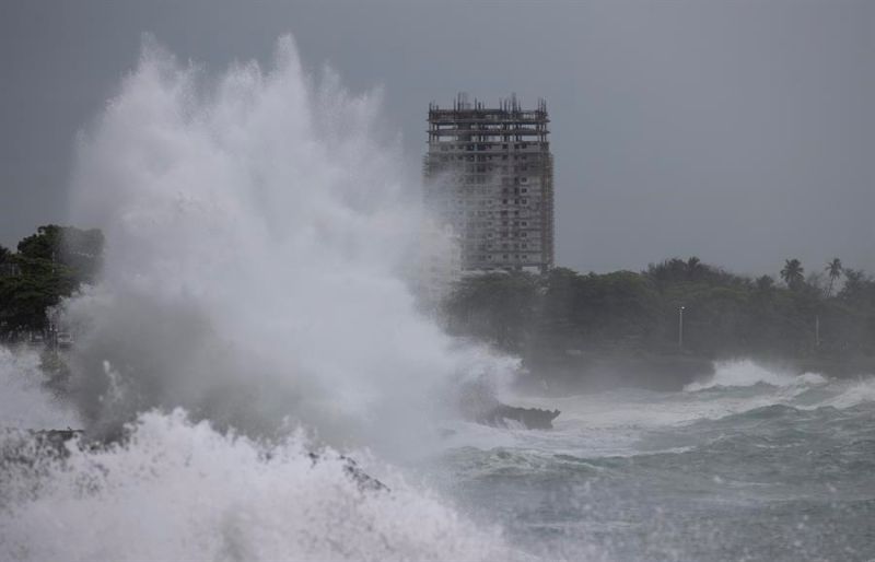 En la imagen de archivo, intenso oleaje, ante el avance del huracán Beryl, en Santo Domingo (República Dominicana). EFE/ Orlando Barría 01181224