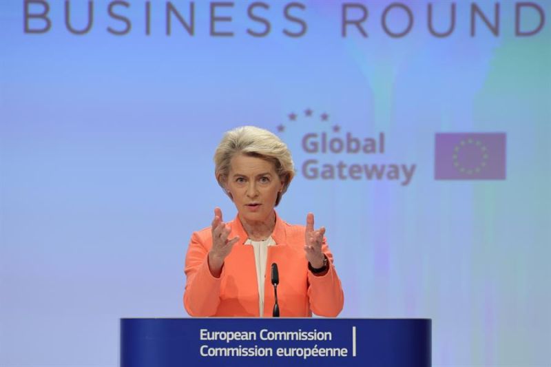 La presidenta de la Comisión Europea, Ursula von der Leyen, anunció este lunes que la Unión Europea invertirá más de 45.000 millones de euros en América Latina y el Caribe. EFE/EPA/OLIVIER MATTHYS 01 170723