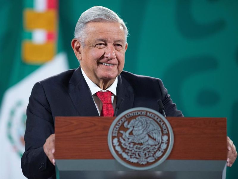 Fotografía cedida hoy, por la presidencia de México, del mandatario mexicano, Andrés Manuel López Obrador, durante una rueda de prensa matutina, en Palacio Nacional de la Ciudad de México (México).