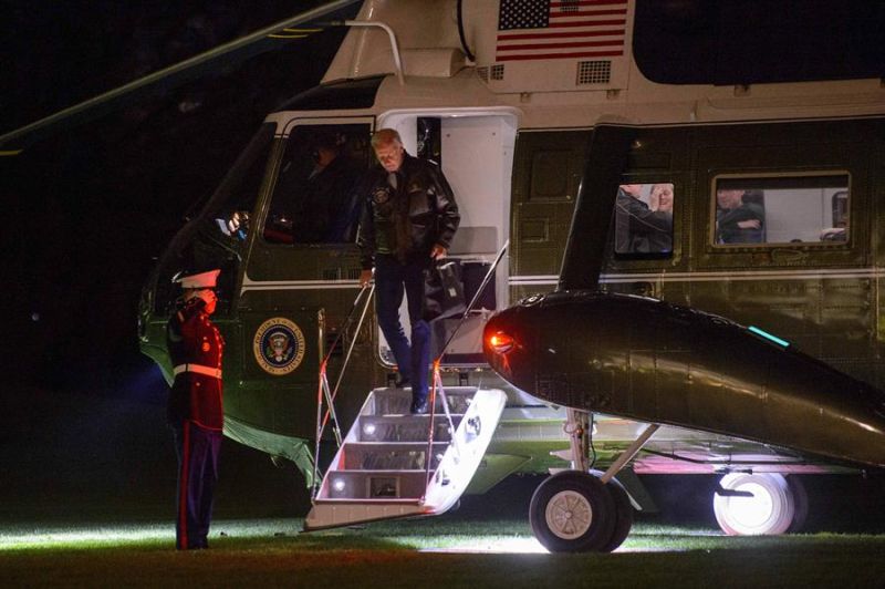 El presidente estadounidense Joe Biden sale de Marine One en el jardín sur de la Casa Blanca en Washington, este 17 de noviembre de 2022.  01 181122