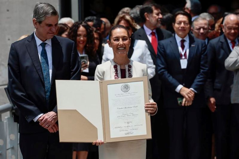 Claudia Sheinbaum sostiene su Constancia de Mayoría de la elección presidencial de las elecciones 2023-2024 este jueves, en la sede del Tribunal Electoral del Poder Judicial de la Federación (Tepjf) en Ciudad de México (México). EFE/ José Méndez 01 160824