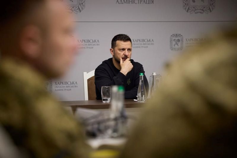 Fotografía proporcionada por el servicio de prensa presidencial de Ucrania muestra al presidente Volodímir Zelenski, en una reunión con mandos militares el 16 de mayo de 2024. EFE/EPA/FOLLETO DEL SERVICIO DE PRENSA PRESIDENCIAL DE UCRANIANO -- 01 210524