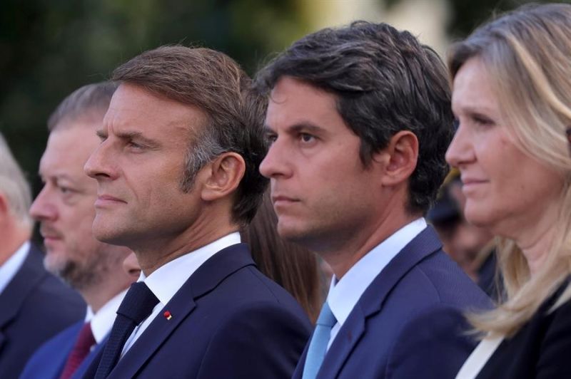 El presidente francés, Emmanuel Macron (izq.), y el primer ministro, Gabriel Attal (centro), asisten a una ceremonia conmemorativa del 80 aniversario de la Liberación de París junto a la plaza Denfert Rochereau en París, Francia, 25 agosto 2024. 01 270824