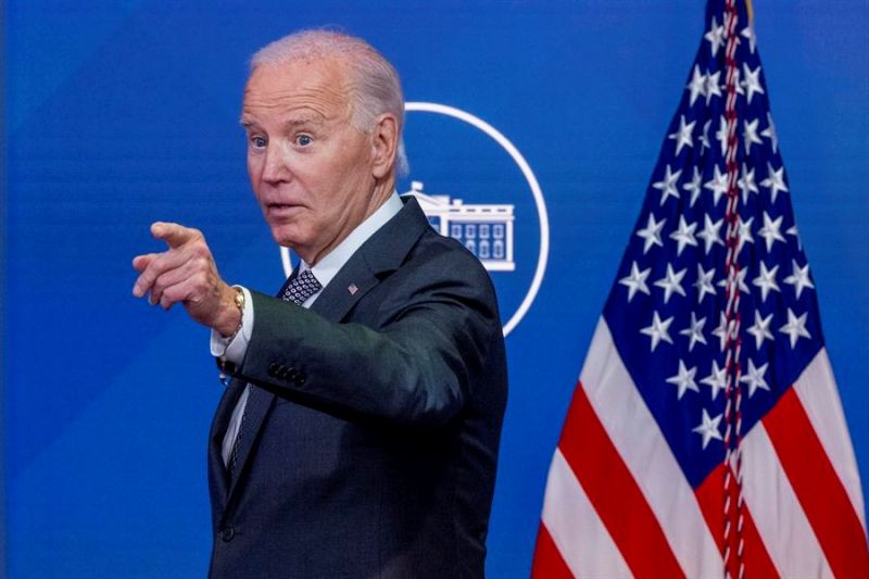 El presidente de Estados Unidos, Joe Biden, pronuncia un discurso sobre la respuesta federal al huracán Milton durante una sesión informativa desde el edificio de la Oficina Ejecutiva de Eisenhower en el campus de la Casa Blanca en Washington. EFE/EPA 011