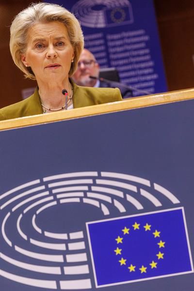 La presidenta de la Comisión Europea, Ursula von der Leyen, se dirige a la minisesión plenaria del Parlamento de la UE en Bruselas, Bélgica, el 08 de noviembre 2023. EFE/EPA/OLIVIER MATTHYS 01 091123