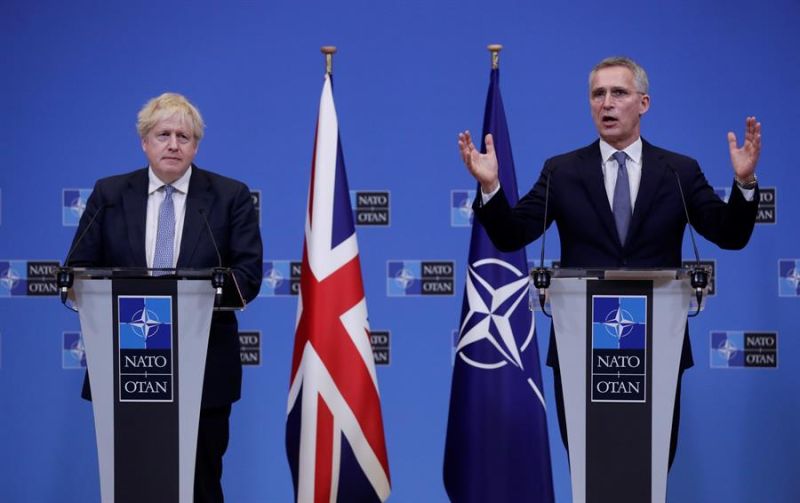 El secretario general de la OTAN, Jens Stoltenberg (d-i), en una rueda de prensa junto al primer ministro del Reino Unido, Boris Johnson.