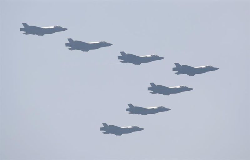 Imagen de Archivo de un vuelo de exhibición de los aviones de combate F-35 A Stealth de Corea del Sur.  EFE/EPA/JEON HEON-KYUN/PISCINA 01 270524