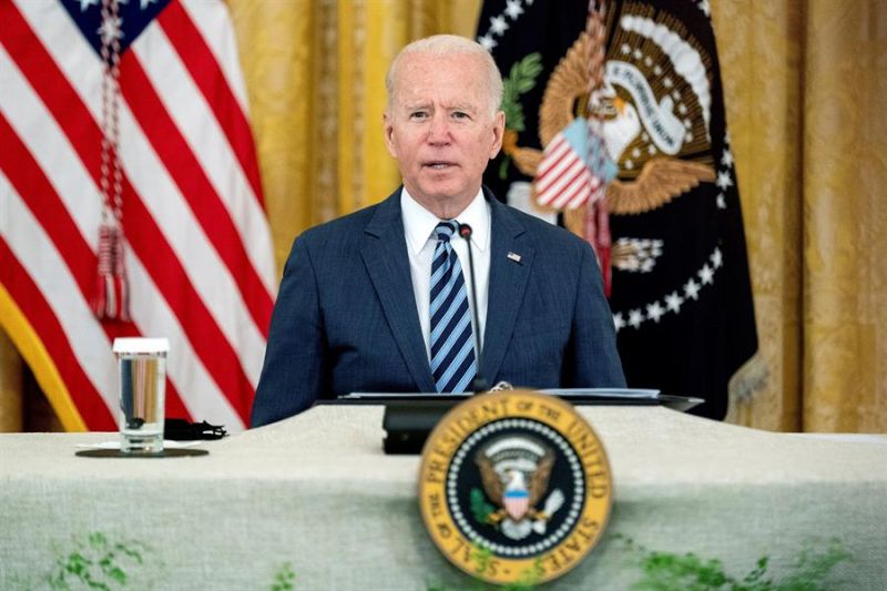 El presidente estadounidense Joe Biden habla durante una reunión en el East Room de la Casa Blanca.