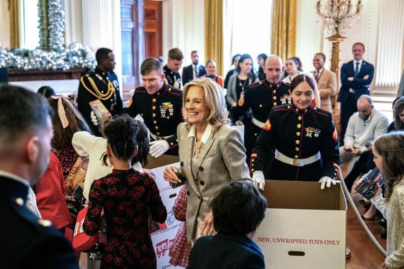 La primera dama de EE.UU., Jill Biden (c), participa durante un evento de la Reserva del Cuerpo de Marines de EE. UU. en Washington (EE.UU.). EFE/EPA/KENT NISHIMURA /