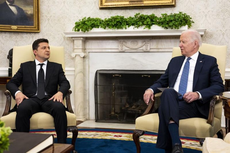 El presidente de Ucrania, Volodímir Zelenski (i), y su homólogo estadounidense, Joe Biden (d), en una fotografía de archivo.