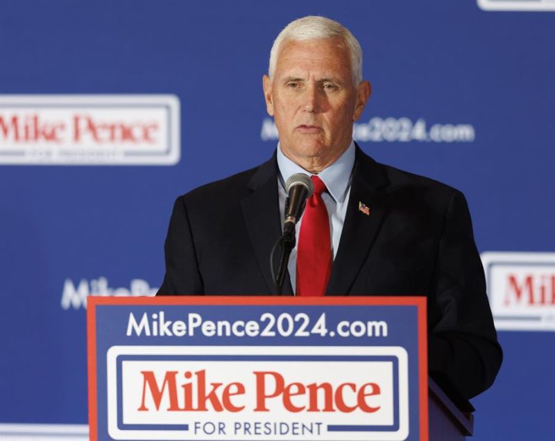 Fotografía de archivo, tomada el pasado 9 de junio, en la que se registró al exvicepresidente y precandidato republicano a la presidencia de Estados Unidos, Mike Pence, durante un acto de campaña, en Derry (New Hampshire, EE.UU.). EFE/CJ Gunther 01 030823