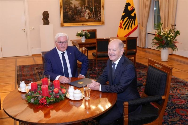 El presidente alemán Frank-Walter Steinmeier (I) se reúne con el canciller alemán Olaf Scholz (D) en el Palacio de Bellevue en Berlín, Alemania, 16 de diciembre de 2024. El canciller alemán Olaf Scholz perdió una votación de confianza en el Bundestag 0116