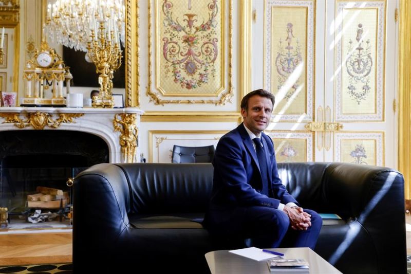 El presidente francés, Emmanuel Macron, en su despacho el Eliseo, en París.  01 200522