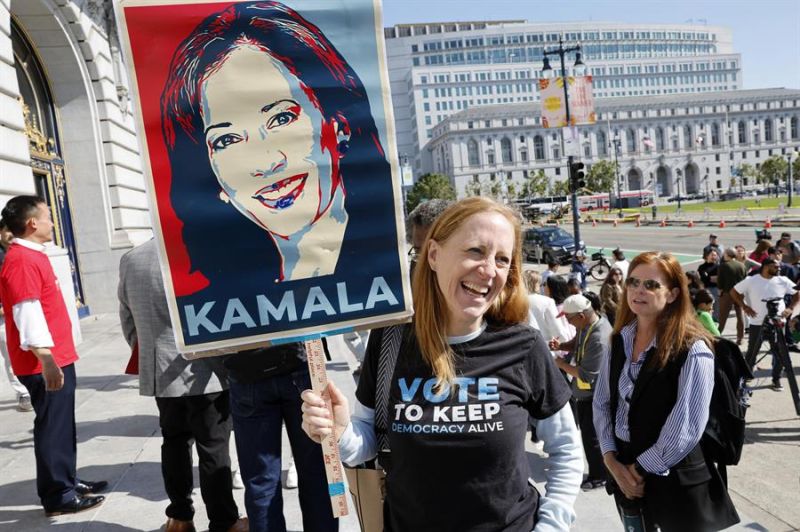 Un miembro del Comité Demócrata de San Francisco sostiene una imagen de la vicepresidenta Kamala Harris en apoyo a su nominación a la presidencia durante una manifestación frente al Ayuntamiento de San Francisco, en San Francisco, California. EE.UU 01 230