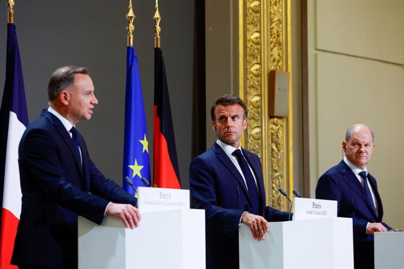 El presidente francés, Emmanuel Macron (centro), el canciller alemán, Olaf Scholz (derecha) y el presidente polaco, Andrzej Duda (izquierda) comparecen en una conferencia de prensa conjunta en París celebrada en el Palacio del Elíseo. EFE/EPA/Sarah Meysso