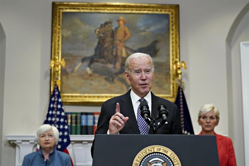 El presidente de Estados Unidos, Joe Biden (c), habla durante una conferencia de prensa en el Roosevelt Room de la Casa Blanca, en Washington (EE.UU.), este 31 de octubre de 2022. 01 311022