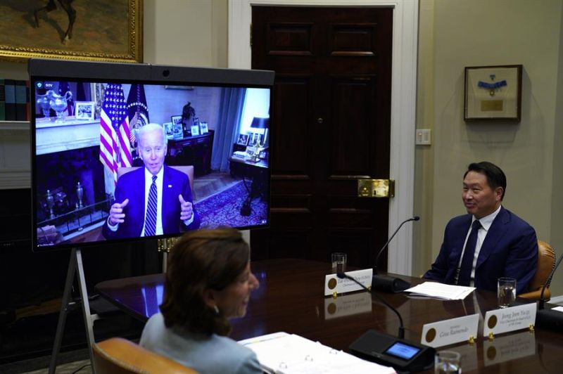 El presidente estadounidense, Joe Biden (en pantalla), participa en una reunión virtual en la Casa Blanca, en Washington (EE.UU.), este 26 de julio de 2022.  01 270722