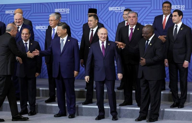 (De izq. a der., primera fila) El presidente turco, Recep Tayyip Erdogan, el presidente egipcio, Abdel Fattah al-Sisi, el presidente chino, Xi Jinping, el presidente ruso, Vladimir Putin, y el presidente sudafricano, Cyril Ramaphosa, así como otros 012410