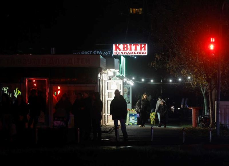 La gente camina en una zona residencial en la oscuridad durante un corte de energía programado en Kiev, en una imagen del 18 de noviembre de 2024. EFE/EPA/SERGEY DOLZHENKO 01281124