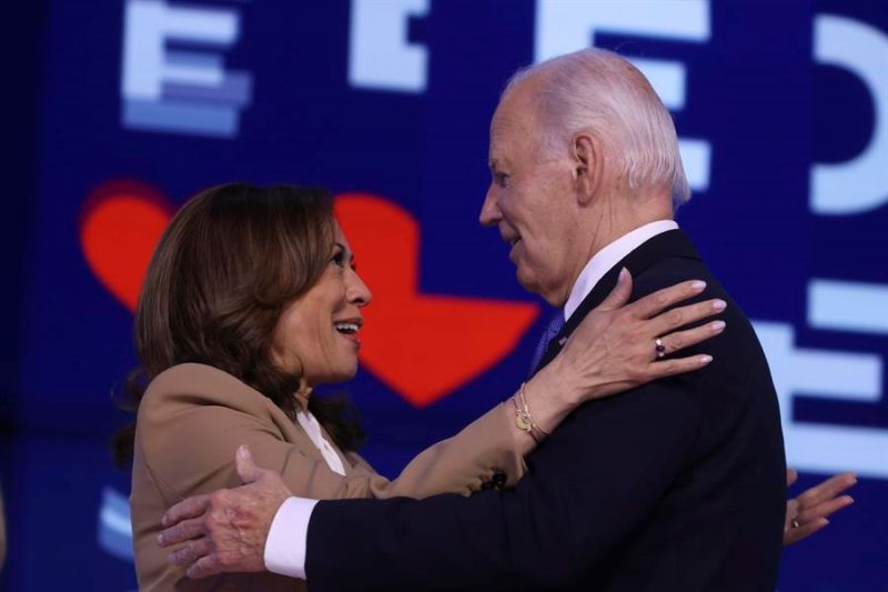 Kamala Harris, abraza al presidente Joe Biden  (Estados Unidos) EFE/EPA/JUSTIN LANE 01 200824