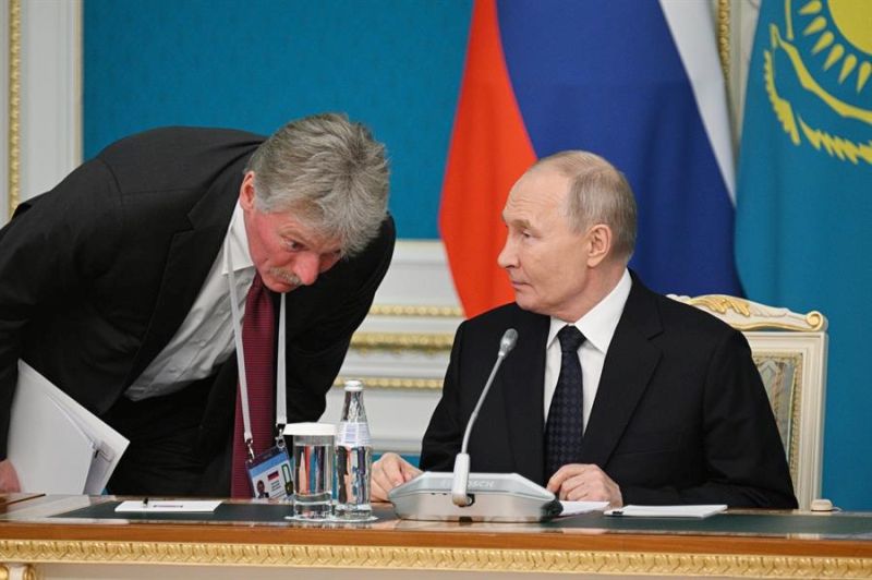 El portavoz del Kremlin, Dmitri Peskov (izq.), conversa con el presidente ruso, Vladímir Putin, en una imagen del 27 de noviembre de 2024. EFE/EPA/GAVRIIL GRIGOROV / SPUTNIK / KREMLIN POOL 01031224