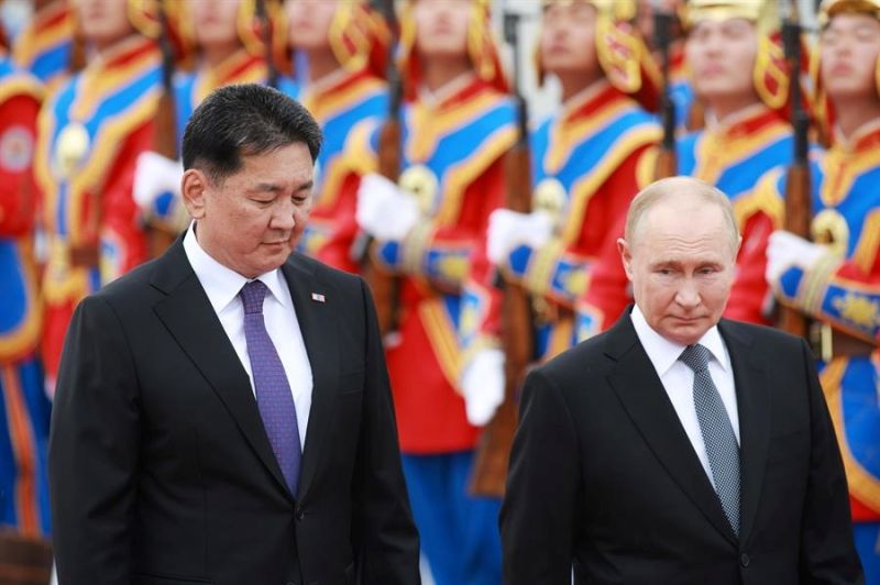 El presidente ruso, Vladimir Putin (d), y el presidente mongol, Ukhnaa Khurelsukh, pasan revista a la guardia de honor durante una ceremonia de bienvenida en la plaza Sukhbaatar en Ulán Bator, Mongolia, el 3 de septiembre de 2024. EFE/EPA/BYAMBA 01 030924